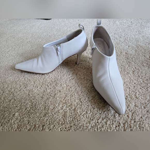 Raye women's white leather heels pointed toe low booties side zip sz 7 - Picture 7 of 13